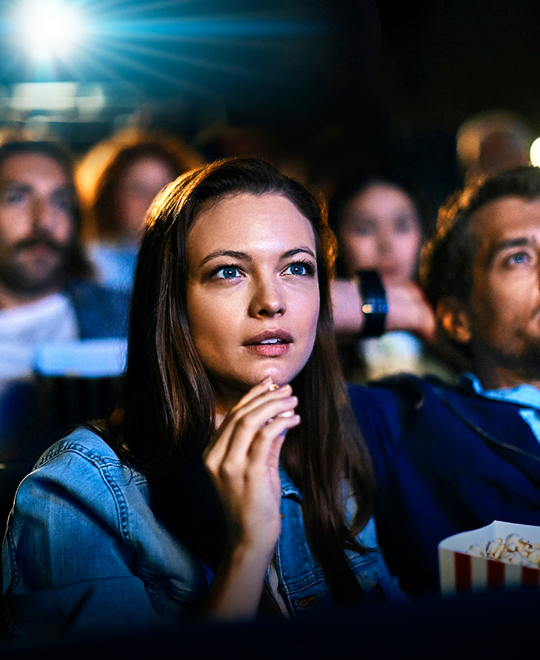 Your Dome Tirol, Frau im Dome mit Popcorn strahlt.